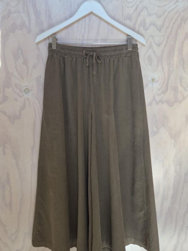 Pantalón ancho micropana gris verdoso