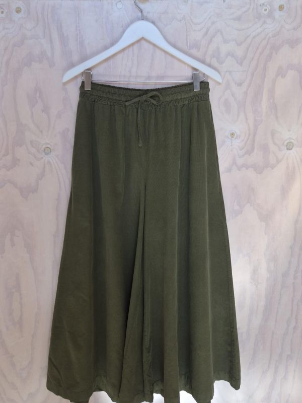 Pantalón ancho micropana verde